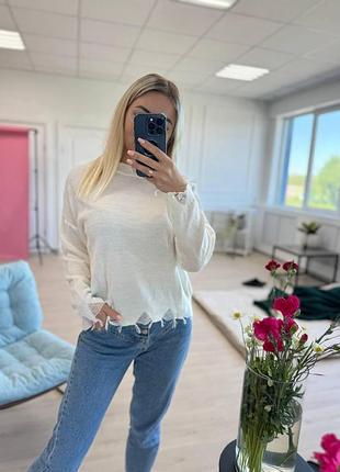 Стильний рваний светр у молочному кольорі
