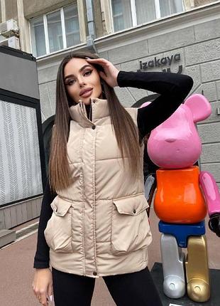 Женская демисезонная жилетка с карманами