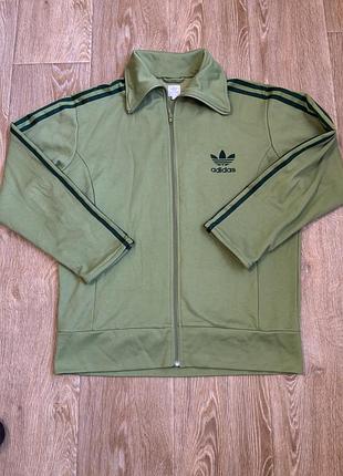 Оливково-зелену вінтажну спортивну кутку (олімпійку) adidas originals із темними смужками на рукавах та класичним великим відкладним коміром.