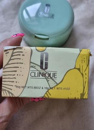 Компактна пудра clinique perfectly real compact makeup у круглому м'ятно-зеленому футлярі з фірмовим логотипом бренда та її оригінальна картонна короб