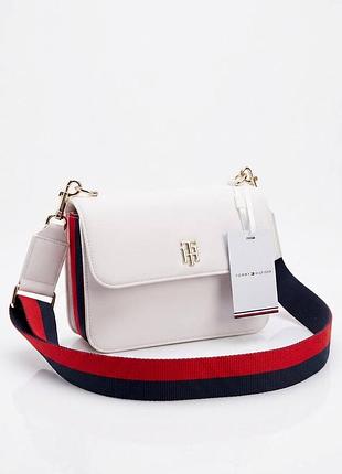 Сумка tommy hilfiger th staple crossover з фірмовим червоно-синім ременем і золотим логотипом на клапані