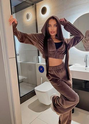 Спортивный велюровый костюм