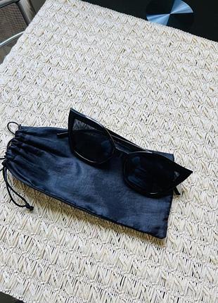 Сонцезахисні окуляри чорні cat eye від бренду на очі