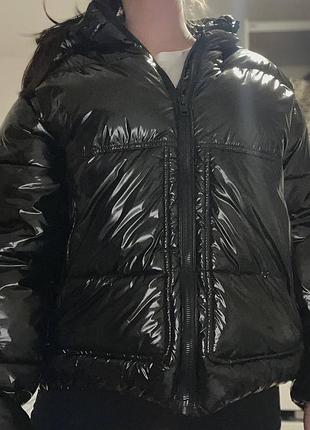 Лакова, зимова куртка bershka (унісекс) розмір s у чоловічому відділі, у дуже гарному стані