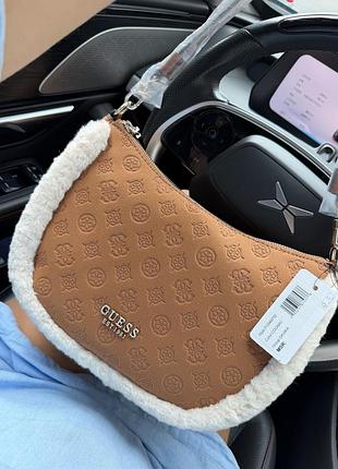 Сумка ! оригінал ! guess davika faux fur shoulder bag (код моделі hwpg9497020) кольору cognac з тисненим лого
