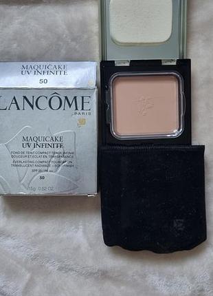 Пудри/тональній основі lancôme maquicake uv infini у відтінку No 50 зі сріблястим дизайном і тисненням.