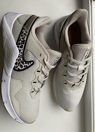 Кросівки nike legend essential 2 , розмір 39