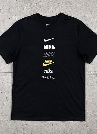 Nike чорна футболка з логотипами та принтом