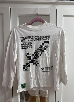 Білий дитячий лонгслів бренду zara з принт-графікою в стилі minecraft та написами «create explore survive»