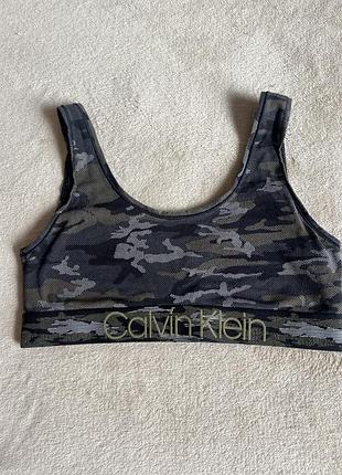 Стильний і комфортний топ від calvin klein в трендовому камуфляжному дизайні.