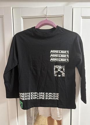 Чорний лонгслів minecraft від zara прикрашений характерним піксельним принтом та написами «create explore survive» на грудях і знизу