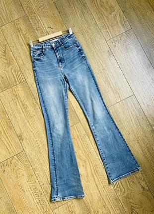 Джинси zara, модель кльош (flare) з високою талією. розмір eur 36 / usa 4 / mex 26.