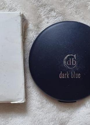 Пудра компактна db cosmetic (dark blue cosmetics) scultorio compact powder в білому картонному пакованні із сірою вертикальною смугою і синім логотипо