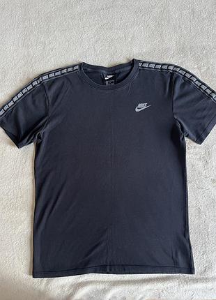 Чорна бавовняна футболка з колекції nike sportswear repeat з фірмовими стрічками-лампасами з повторюваним логотипом nike на плечах і рукавах.