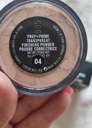 Пудра розсипна mac prep + prime transparent finishing powder (об'ємом 9 г/0.32 унції) у фірмовій коробочці та чорній круглій баночці.