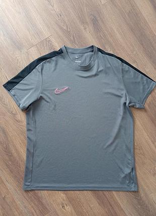 Брендова футболка nike.