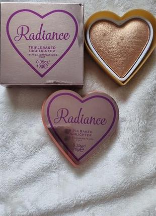 Хайлайтер запечена i heart revolution glow hearts у відтінку radiance з голографічною упаковкою у формі серця.