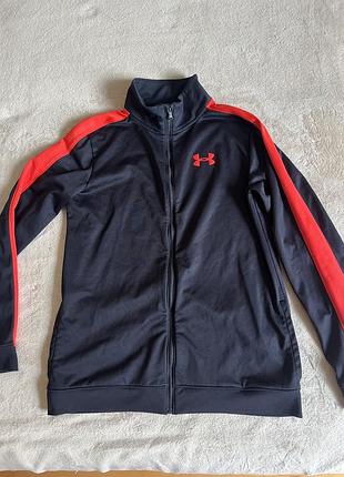 Чорна спортивна шпатель under armour з яскравими червоними смужками на рукавах і вишитим червоним логотипом на грудях