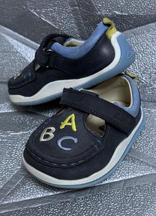 Шкіряні туфлі мокасини дитячі 20 розмір (12,5 см устілька) clarks first shoes abc натуральна шкіра дитяче взуття для хлопчика дівчинки на перші кроки