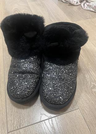 Уги в паєтках