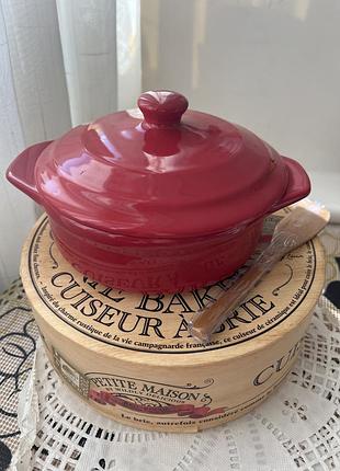 Керамічна форма petite maison brie baker від канадського бренду wildly delicious, призначена для запікання цілого сиру брі.