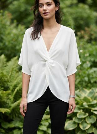 Легкая блуза свободного кроя с v-образным вырезом и перекрученным узлом спереди бренда asos