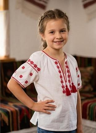 Вышиванка для девочки - нежная украинская классика