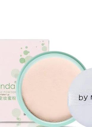 Пудра  минеральная by nanda mering loose powder с белым или полупрозрачным матирующим эффектом в компактной упаковке весом 3.5 г.