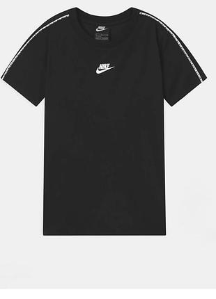 Футболка nike , оригінал, з лапками на плечах і лого на грудях