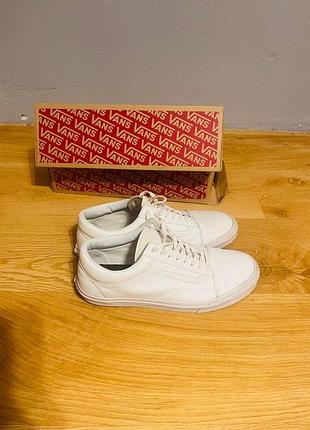 Белые кеды vans-оригинал . размер 45. одеты один раз .
