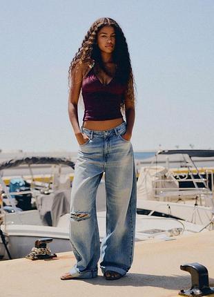 Джинси-балони з пряжкою ззаду та подертостями bershka