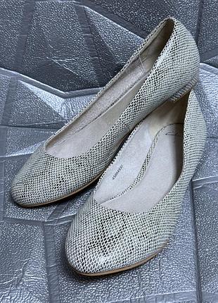 Балетки кожаные женские 37 размер (24 см стелька) clarks стильные трендовые комфортные натуральная кожа под змею рептилия мягкие туфли на низких каблу