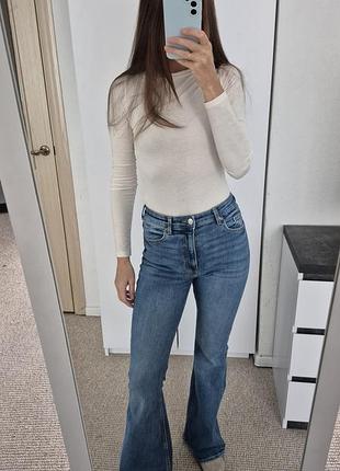 Джинсы темно-синие bershka flare / клеш, размер 36