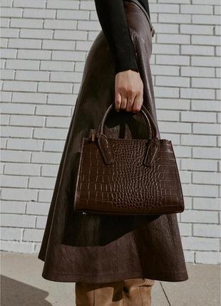 Невелика коричнева жіноча сумка-сіті з рельєфним дизайном zara