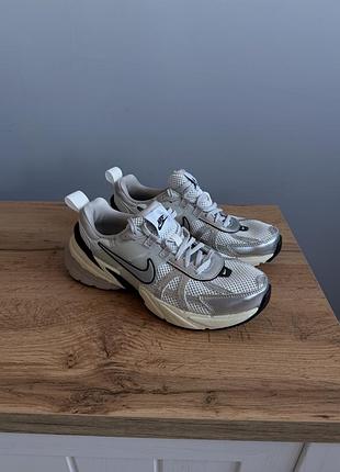Кросівки nike v2k run срібні