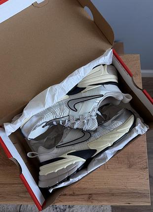 Кросівки nike v2k run срібні