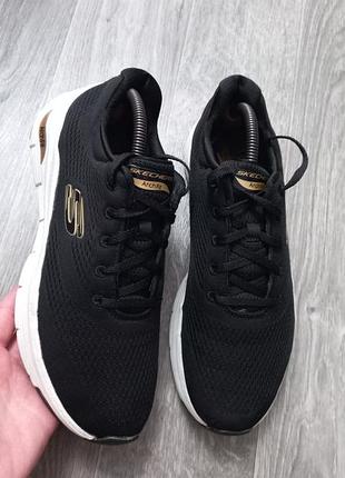 Фирменные кроссовки skechers