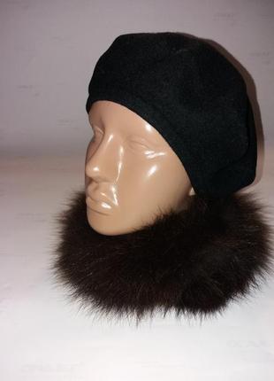 Красивий чорний вовняний бере