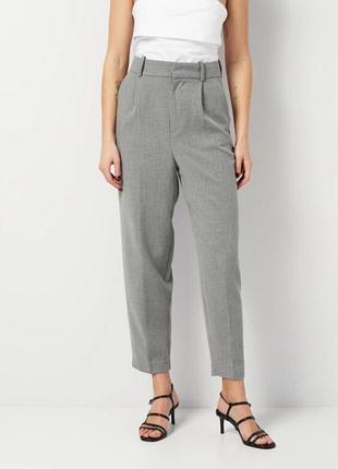Классические зауженные брюки высокая посадка zara с защипами