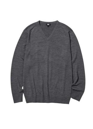 Стильный мужской джемпер / свитшот с v-образным вырезом от бренда uniqlo.