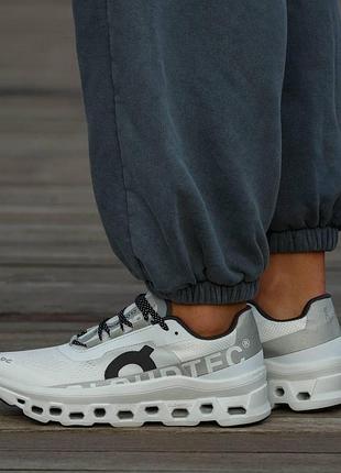 On cloudtilt cloudrunner white black