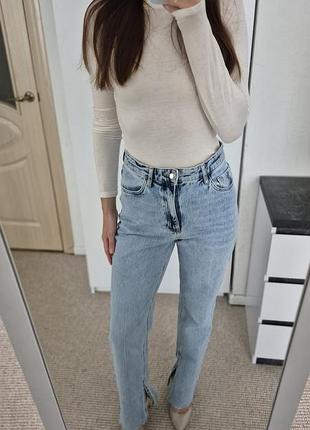 Светло-голубые джинсы straight fit с высокой посадкой