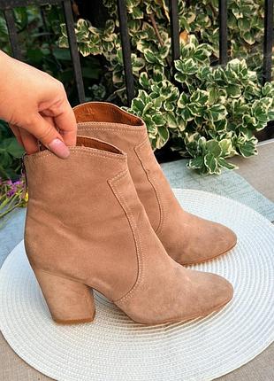 Роскошные бежевые ботильоны казаки натуральная замш nine west