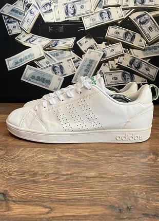 Кеди , adidas, мають білий колір, розмір 43, розмір устілки 27,5 сантиметрів.