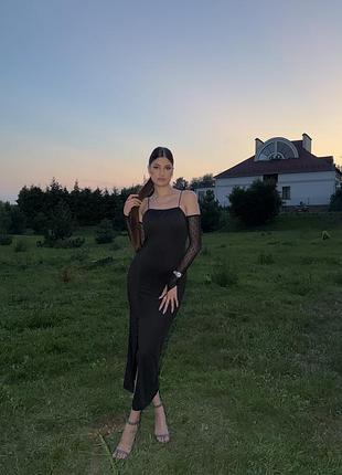 Чорна довга сукня з розрізом