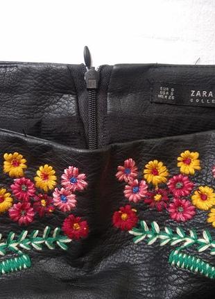 Кожаная стильная мини юбка с красивой цветочной вышивкой zara.