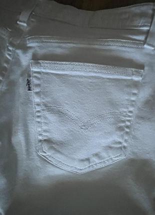 Жіночі джинси levi’s білого кольору в ідеальному стані,розмір 27 на м зріст 165 167,рівний крій
