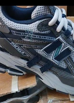 Кроссовки от бренда new balance