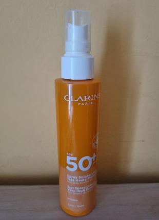 Clarins солнцезащитное молочко-спрей для тела с высоким уровнем защиты spf 50+ в удобном формате.