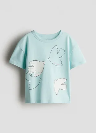 Дитяча футболка h&m блакитного кольору з принтом птахів, нова.